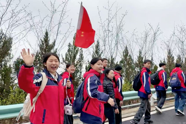 ��ɽ��ѧ��һ��Ͽ�����У�һ���������ഺ�ɳ���